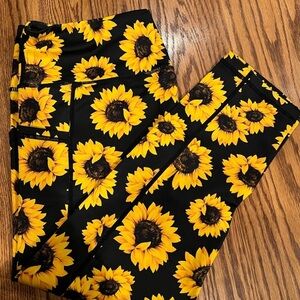 NWOT CVG Sunflower Leggings